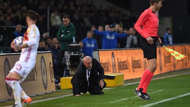 Italia-Spagna, il guardalinee frana su Del Bosque che cade a terra!