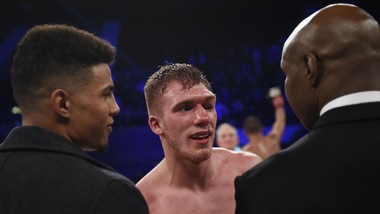 Pugile inglese in coma indotto dopo un combattimento. Bufera sull'arbitro