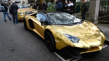 Turisti sauditi a Londra con flotta di supercar d'oro
