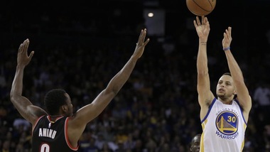 Curry piega gli Spurs, i Warriors vedono il record