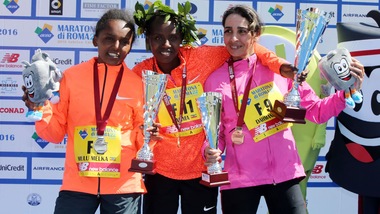 Maratona di Roma, che festa sul podio per i vincitori