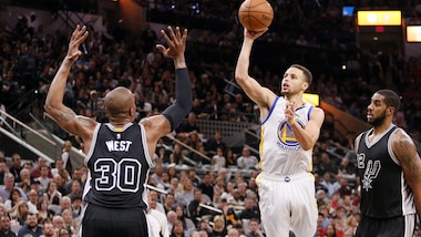 Curry sbanca San Antonio, Warriors a un passo dalla storia