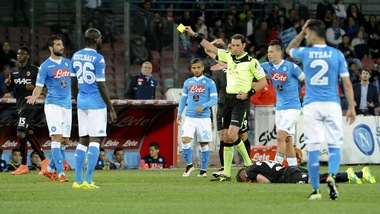 Moviola Napoli-Bologna: Constant su Callejon, il contatto è da rigore