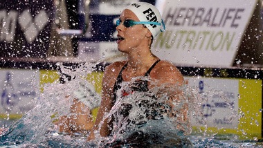 Nuoto, Pellegrini show nei 100 sl agli Assoluti di Riccione: «Dedico la vittoria a mia zia»