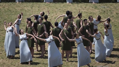 Olimpiadi, accesa la fiaccola ad Olimpia: inizia il percorso verso il Brasile