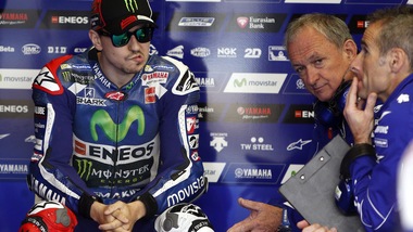 MotoGp, Lorenzo: «Rossi ha fatto un grande giro»