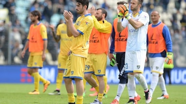 Frosinone, l'abbraccio dei tifosi alla squadra dopo la sconfitta