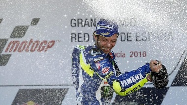 MotoGp, Valentino Rossi scatenato sul podio a Jerez