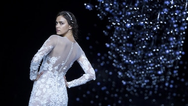 Irina Shayk, abito bianco e trasparenze, che incanto a Barcellona
