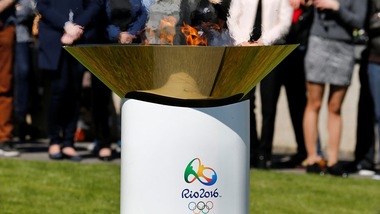 Rio, rifugiata siriana corre con torcia olimpica a Brasilia