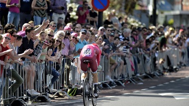 Giro d'Italia: Dumoulin prima maglia rosa, ha vinto per un centesimo!