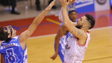 Aradori stoppa Sassari, Reggio Emilia va sull'1-0