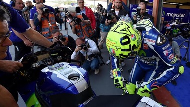 MotoGp, ecco il nuovo casco di Valentino Rossi: c'è la grande scritta "Mugiallo"