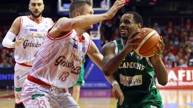 Nunnally piega Reggio Emilia, Avellino resta in corsa