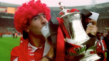 Cantona, il talento ribelle del calcio festeggia 50 anni