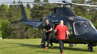 Euro 2016, i giocatori della Polonia arrivano in ritiro in elicottero