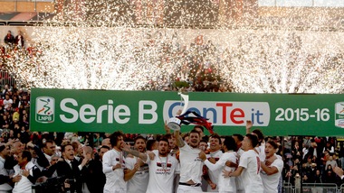 Serie B, il Cagliari campione alza la coppa