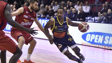 Basket A2, Scafati sul 2-0, finale vicina