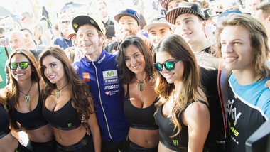 MotoGp, al Montmelò Valentino Rossi presenta il suo videogioco: ci sono anche le grid girls
