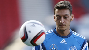 Germania, leader xenofobo attacca Ozil per un viaggio alla Mecca