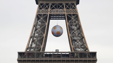 Euro 2016, la Torre Eiffel si prepara al torneo
