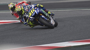 MotoGp, Rossi primo nel warm up