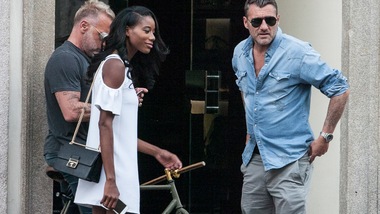 Vieri con la sua Jazzma mano nella mano a Milano