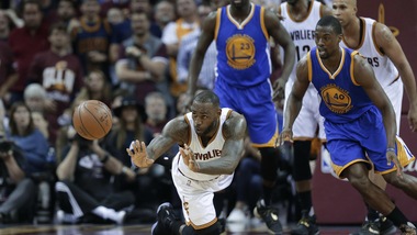 LeBron travolge Golden State, Cleveland sull'1-2