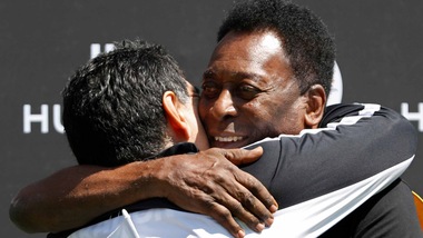 Euro 2016, per Maradona e Pelé stretta di mano e abbraccio