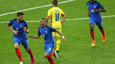 Francia-Romania 2-1, Payet salva Deschamps all'esordio