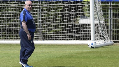 Euro 2016, Tavecchio palleggia in campo con gli Azzurri