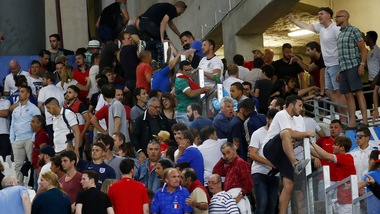 Paura al Velodrome, tifosi schiacciati contro le transenne