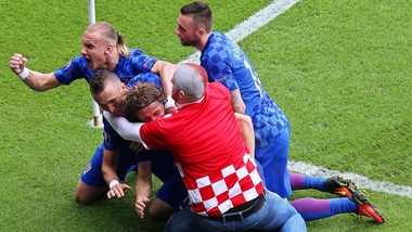 Euro 2016, altro flop sicurezza: tifoso Croazia entra in campo