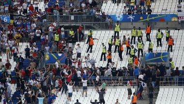 Euro 2016: tifoso irlandese ubriaco cade e muore