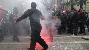 Euro 2016, scontri tra teppisti incappucciati e la polizia