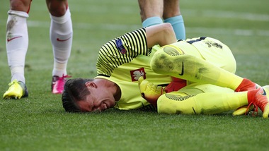 Polonia, brutta botta per Szczesny: «Un sorriso può servire anche se ti fai male»