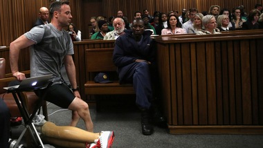 Pistorius, camminata shock in tribunale