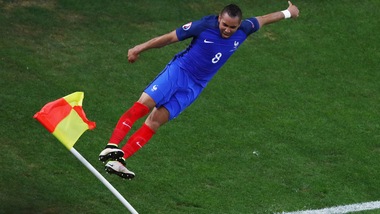 Payet, che salto! Dopo il gol si sfoga con la bandierina