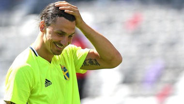 Euro 2016, Ibrahimovic se la ride prima della sfida con l'Italia...