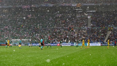 Euro 2016: grandina su Ucraina-Irlanda del Nord, match sospeso per 3'