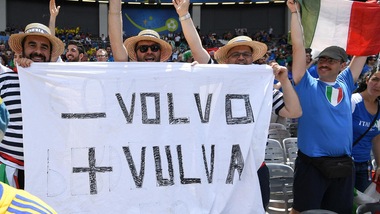 Italia -Svezia, lo sfottò dei tifosi a Ibra: "Meno Volvo, più..."