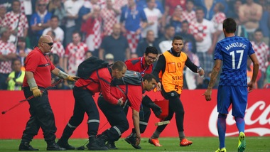 Repubblica Ceca-Croazia: un petardo colpisce un vigile del fuoco