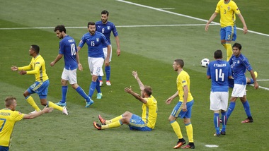 Euro 2016, la moviola: la Svezia protesta, ma il rigore non c'è
