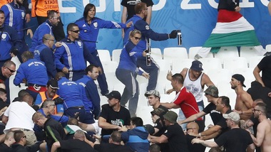 Euro 2016 Islanda-Ungheria, poliziotte coraggiose affrontano gli hooligan