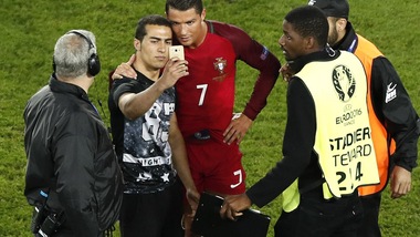 Euro 2016: selfie con Cristiano Ronaldo, multato il Portogallo