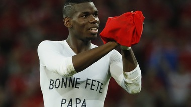 Euro 2016, Pogba cuore d'oro: maglia per il papà