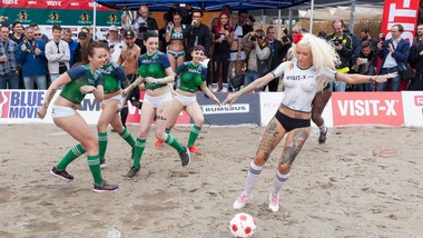 Il calcio diventa hot a Berlino con il body painting