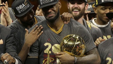 LeBron si commuove, Curry si incolpa