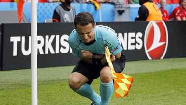 Euro 2016, Irlanda del Nord-Germania: l'assistente va ko per una pallonata!