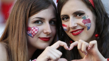 Euro 2016 Croazia-Spagna, duello sexy sugli spalti